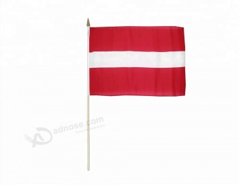 Fãs de boa qualidade popular poliéster impresso pequena bandeira da mão da letónia nacional com vara