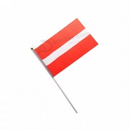 barato impresso personalizado letónia mão bandeira de ondulação