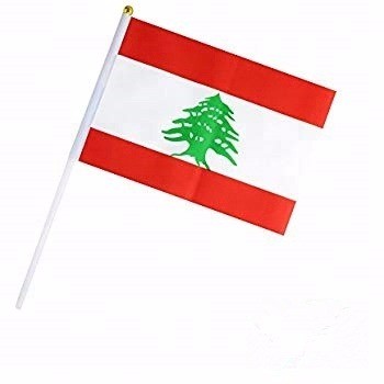 Fan, der Mini-libanesische Handstaatsflaggen wellenartig bewegt