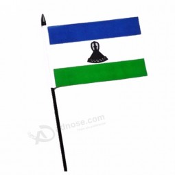 Heiße Verkaufsgewohnheits-Polyester-Drucklesotho-Hand, die Flagge mit schwarzem Pfosten wellenartig bewegt