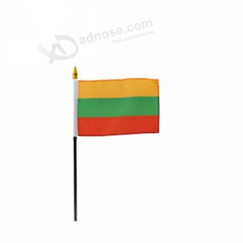 목제 극을 가진 디지털 방식으로 인쇄 된 리투아니아 국가 소형 차 지팡이 깃발