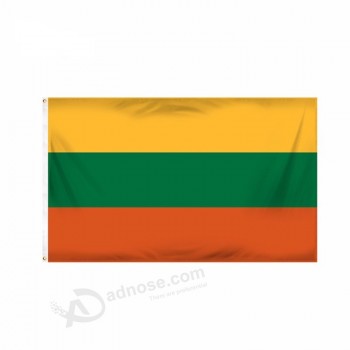 Fã acenando a bandeira do dia nacional da Lituânia define todas as bandeiras do país