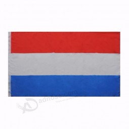 Land, das rote weiße blaue Luxemburg-Flagge fliegt