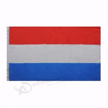 Land, das rote weiße blaue Luxemburg-Flagge fliegt