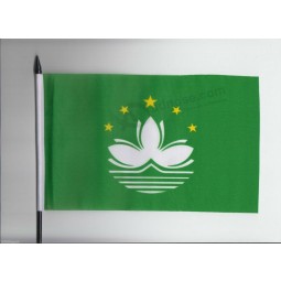 China, región de Macao, bandera ondeando a mano media