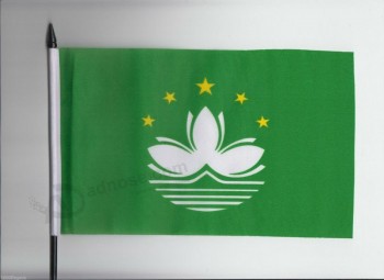 China, región de Macao, bandera ondeando a mano media