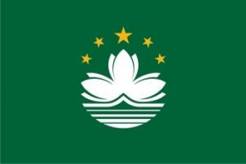 China, región de Macao, bandera ondeando a mano media