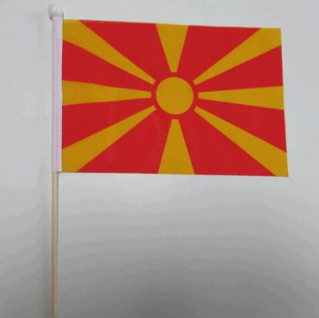 Fã acenando bandeiras de macedônia mini polônia mão