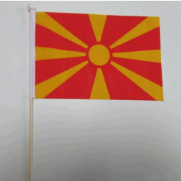 Ventilator zwaaiende vlaggen van Macedonië in de hand gehouden Macedonië