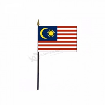 pólo plástico acenando à mão bandeira da malásia