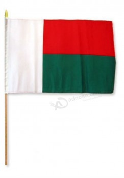 Bandera de palo de Madagascar de 12 pulgadas x 18 pulgadas (paquete de 6) con bastón de madera para el hogar y desfiles, fiesta oficial, todo clima en interiores al aire libre