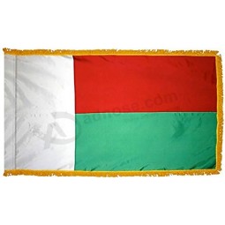 Madagaskar-Flagge mit Goldsaum; Perfekt für Präsentationen, Paraden und Innenausstellungen. eine elegante zeremonielle Flagge