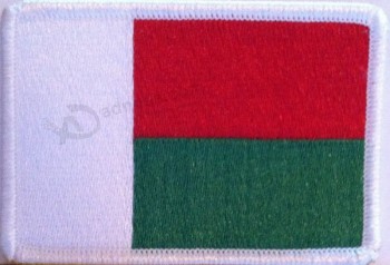 Bandera de Madagascar bordado parche de hierro emblema borde blanco