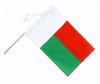 Fábrica personalizada nación barata bandera de la mano de Madagascar con palo