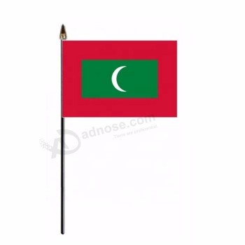 Fan, der kleiner Polyester-Staatsangehörigland-Malediven-Handflagge zujubelt