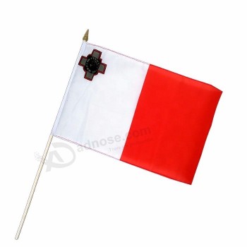 Fã acenando mini bandeiras maltesas à mão