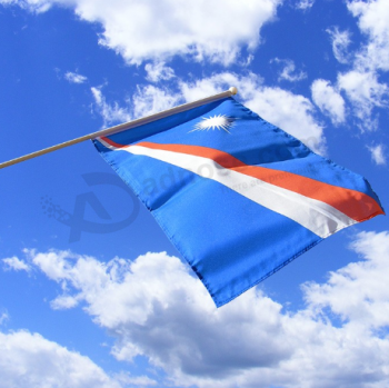 ファンが小さなマーシャル諸島の手を振る旗を応援