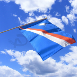 Fan, der der kleinen Marshallinseln Hand rüttelt Flagge zujubelt