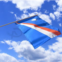 Ventilador animando la pequeña bandera de las Islas Marshall