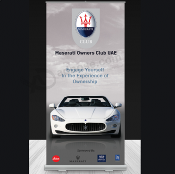 benutzerdefinierte Roll Up Maserati Werbebanner stehen