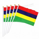 Fan, der Mini-Mauritius-Handstaatsflaggen wellenartig bewegt
