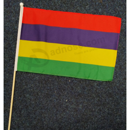 bandiera Mauritius tenuta in mano paese personalizzato con asta in plastica