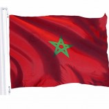Mañana roja izando la bandera del país marruecos