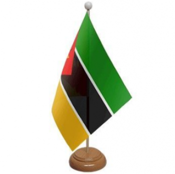 Venta caliente bandera de mesa de mozambique con poste de madera