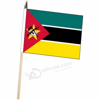 Vendas diretas da fábrica poliéster mozambique mão bandeira com haste de madeira