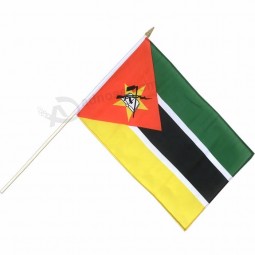 Mosambik Land Hand wehende Flagge mit Stöcken