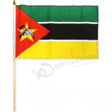 Fã acenando mini bandeiras nacionais de moçambique