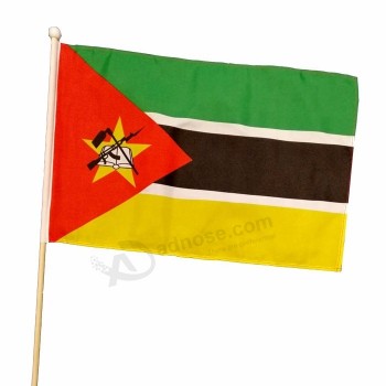 polyester stof klein formaat zwaaiende vlag van mozambique hand gehouden