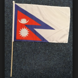 Bandiera tenuta in mano nepal del paese nazionale del poliestere incoraggiante del fan