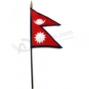 Fan, der Mini-Nepal-Handflaggen wellenartig bewegt