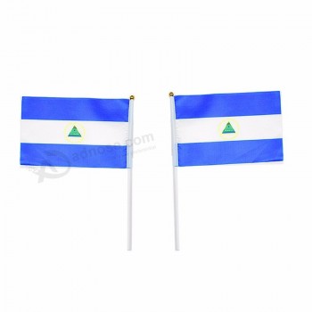 Fã acenando mini Nicarágua mão bandeiras nacionais