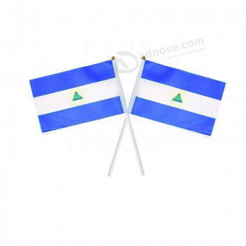 Никарагуа флаги страны рукой волны флаги с пластиковым полюсом