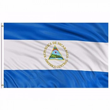 금속 밧줄 고리와 니카라과 국기 배너