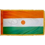флаг Нигера с золотой бахромой; идеально подходит для презентаций, парадов и внутреннего показа