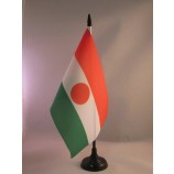 bandiera da tavolo niger 5 '' x 8 '' - bandiera da scrivania nigeriana 21 x 14 cm - bastone e base in plastica nera