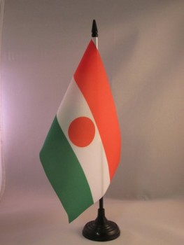 bandera de mesa de niger 5 '' x 8 '' - bandera de escritorio nigeriana 21 x 14 cm - bastón y base de plástico negro