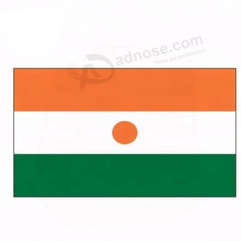 bandiera della bandiera del Niger di uso dell'automobile tenuta in mano del poliestere