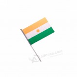 mão de poliéster personalizado niger barato bandeira de ondulação