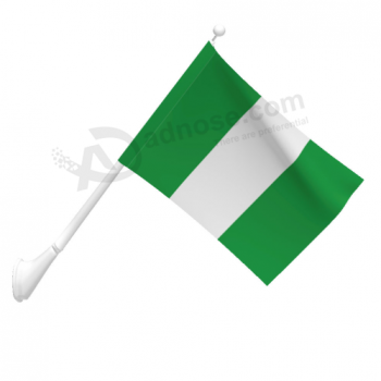an der Wand befestigte Nigeria-Flaggen, die Nigeria-Fahne an der Wand hängen