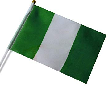 Fan, der Mini-Nigeria-Handflaggen wellenartig bewegt
