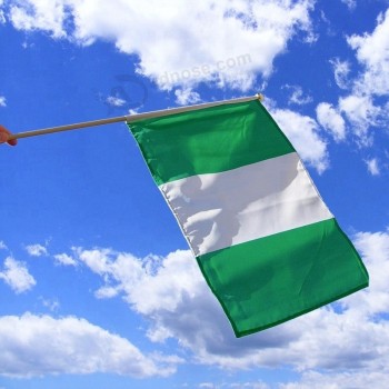 Nigéria mão bandeira com mastro de bandeira de mão