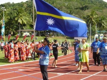 Nauru vlag hoog gehouden door 15-jarige gewichtheffer