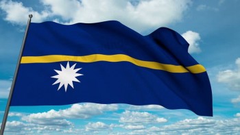 bandera de Nauru ondeando contra el video de metraje de lapso de tiempo