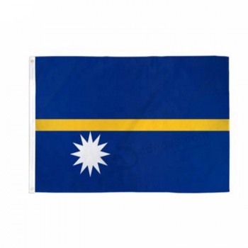 Bandera de país de Nauru colgando alto