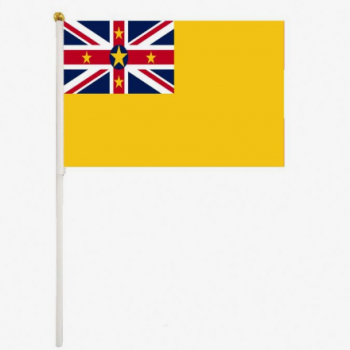 Fan acclamant national pays niue main tenu secouant le drapeau