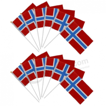 aficionados al fútbol mini bandera noruega de mano